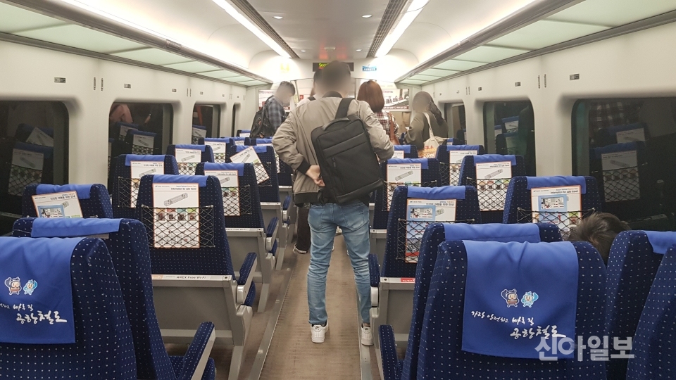 지난 5일 저녁 서울역에 도착한 공항철도 일반노선 직통열차에서 승객들이 내리고 있다. (사진=천동환 기자)