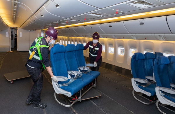 10월24일부터 국내 저비용항공사(LCC) 중 처음으로 여객기 객실에 화물을 싣는 진에어의 ‘B777-200ER’ 여객기에서 좌석을 제거하는 모습. (사진=진에어)