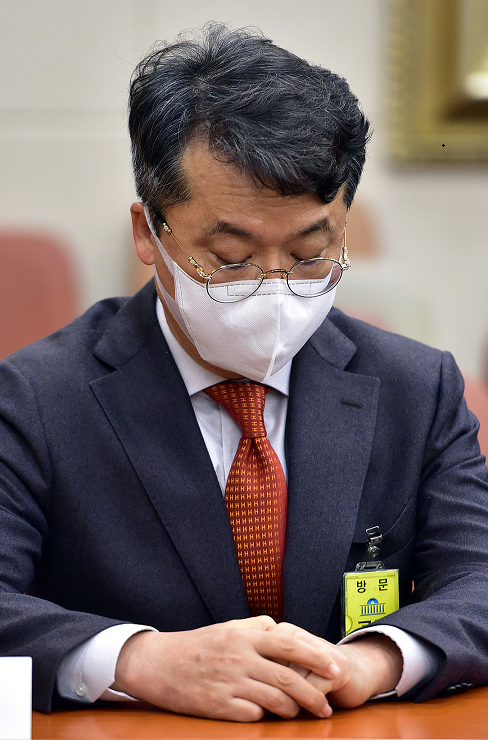 지난 10월22일 국회 정무위원회 국정감사에 증인으로 출석한 박현종 bhc 회장이 고개를 숙이고 있다. (사진=연합뉴스)