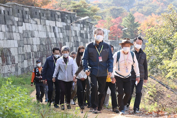 문재인 대통령이 31일 청와대 뒤편 북악산 북측의 탐방로를 걷고 있다.(사진=연합뉴스)