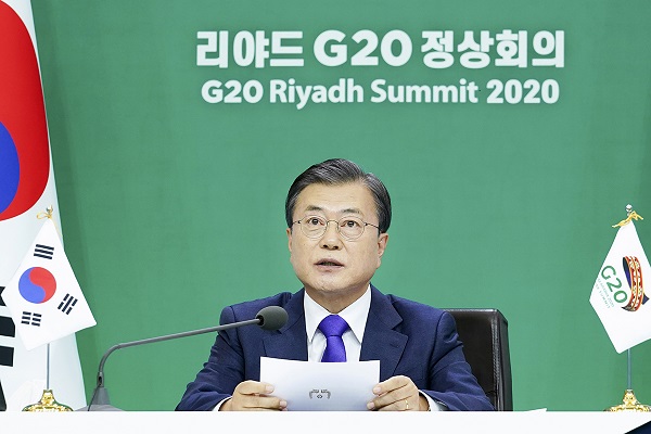문재인 대통령이 22일 오후 청와대에서 화상회의로 열린 리야드 G20 정상회의에 참석, 발언하고 있다. (사진=청와대)