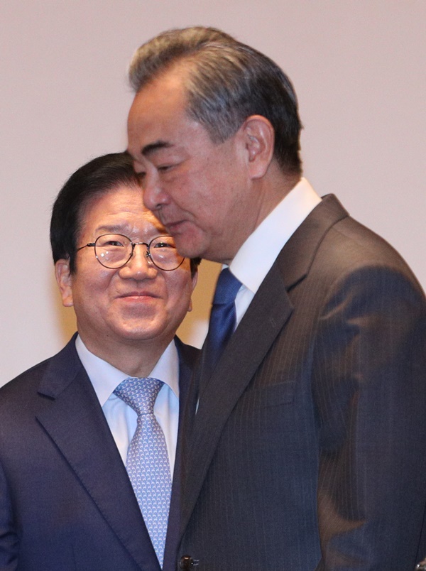 박병석 국회의장(왼쪽)이 27일 국회 사랑재에서 왕이 중국 외교부장을 접견하고 있다. (사진=연합뉴스)