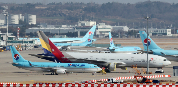 인천국제공항에 대한항공과 아시아나항공 여객기들이 세워진 모습. (사진=연합뉴스)