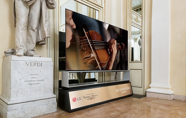 이탈리아 '라 스칼라' 오페라극장에 전시된 LG 시그니처 올레드 8K.(이미지=LG전자)