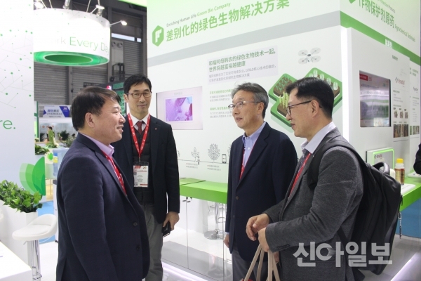 지난해 ‘중국 국제 농화학 및 작물보호 박람회’에 참석한 이유진 대표(앞줄 왼쪽). (제공=팜한농)