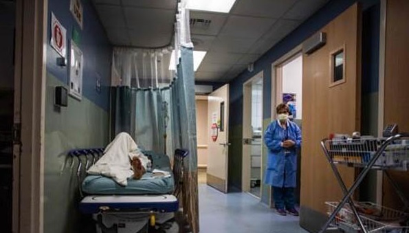 지난 3일(현지시간) 미 캘리포니아주 타재너의 프로비던스 시더스-사이나이 타재너 의료센터에서 환자가 병실이 나기를 기다리며 병원 복도에 누워 있다. (사진=AFP/연합뉴스)