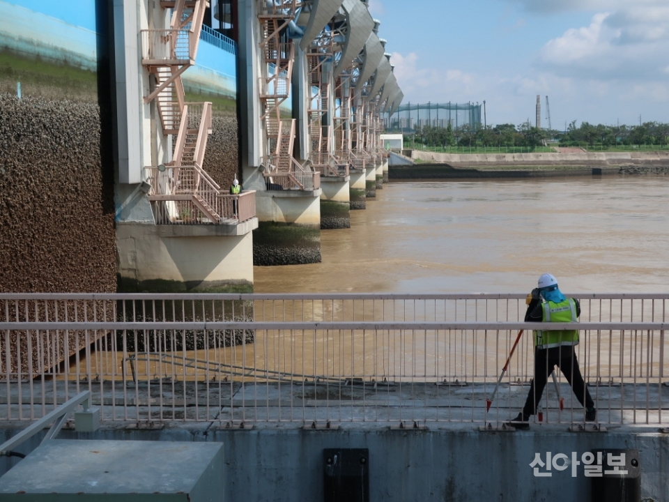 국토안전관리원 직원이 전남 목포시 영산강하구둑에서 정밀안전진단을 한 모습. (사진=국토안전관리원)