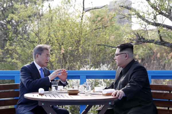 문재인 대통령과 북한 김정은 국무위원장이 2018년 4월27일 오후 판문점 도보다리에서 대화하고 있다. (사진=연합뉴스)
