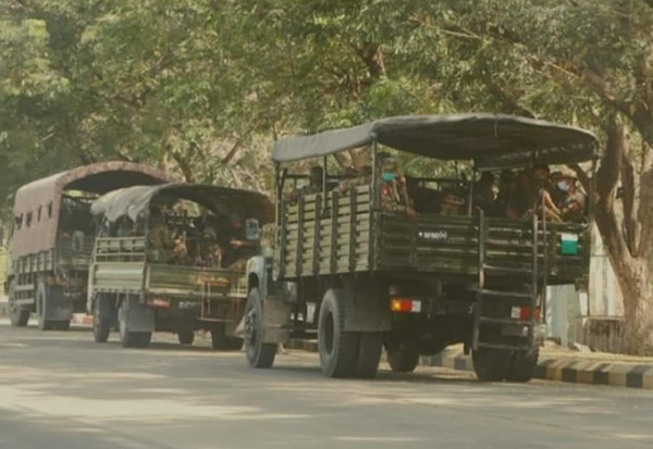 미얀마 현지 도로에 군인들이 차량에 탑승한 채 대기하고 있다. (사진=제보)