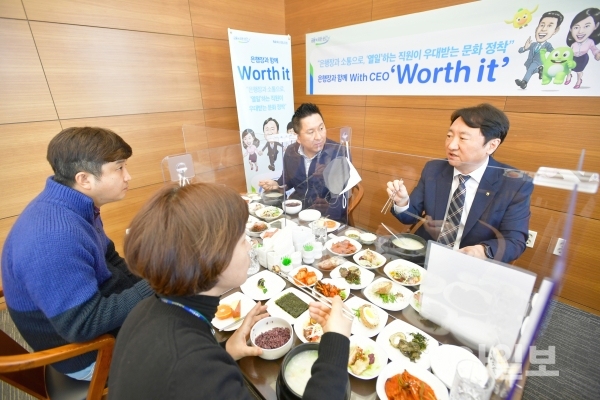 권준학 농협은행장(오른쪽 첫 번째)과 데이터사업부 직원들이 지난달 26일 서울시 중구 농협은행 본사에서 오찬을 함께했다. (사진=농협은행)