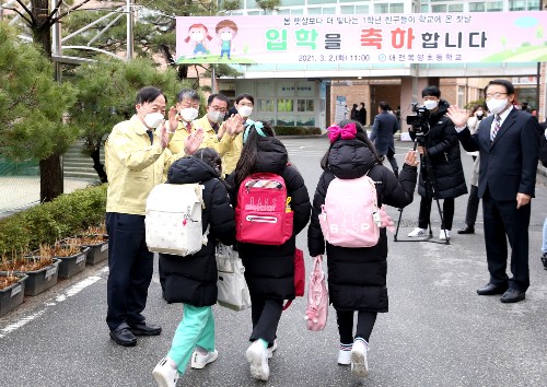 설동호 대전광역시교육감은 2일 아침 8시 30분부터, 대전목양초 교문에서 새 학년 첫날 등교하는 학생들을 반갑게 맞이하고 있다.(사진=대전시교육청)