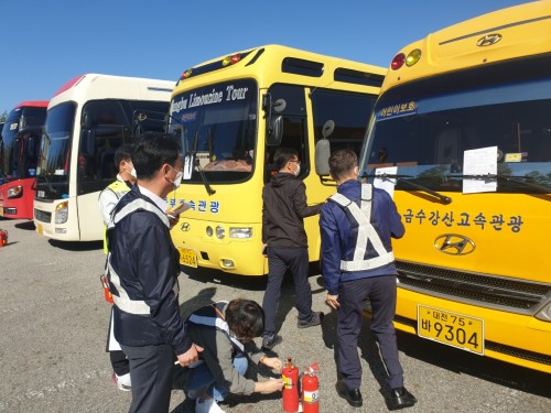 대전시, 전세버스 안전관리 일제점검 실시-차량외부 점검 (사진=대전시)