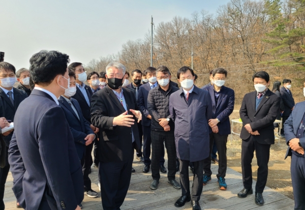 김우남 마사회장(왼쪽 둘째줄 세번째)과 이만희 의원(오른쪽 네번째) 등은 지난 14일 영천경마장 사업부지를 방문하고, 조성 상황을 점검했다. (제공=한국마사회)
