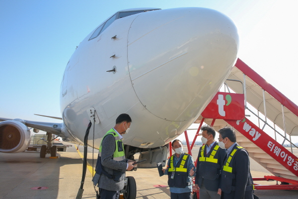 티웨이항공과 협력업체 관계자들이 지난 30일 김포공항 내에서 합동 안전보건점검을 실시하는 모습. (사진=티웨이항공)