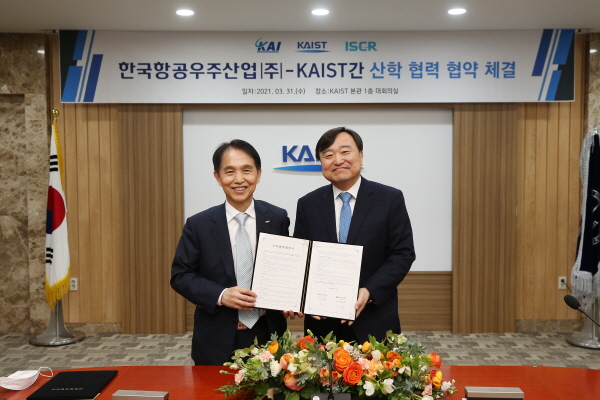 안현호 한국항공우주산업(KAI) 사장(오른쪽)과 이광형 한국과학기술원(KAIST) 총장(왼쪽)이 지난 달 31일 열린 항공우주기술연구센터 설립을 위한 업무협약(MOU)을 체결식에서 기념 촬영하는 모습. (사진=한국항공우주산업)