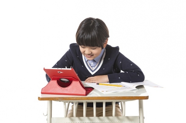 초등학생이 '눈높이 365 온라인학습' 서비스를 활용하며 즐거워하고 있다.(사진=대교)