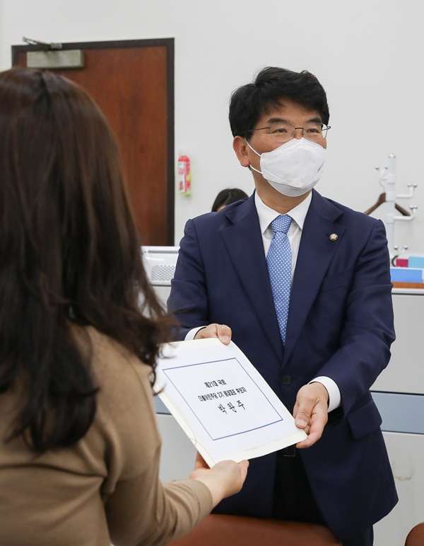 더불어민주당 박완주 의원이 12일 국회에서 원내대표 출마를 위해 후보 등록을 하고 있다. (사진=연합뉴스)