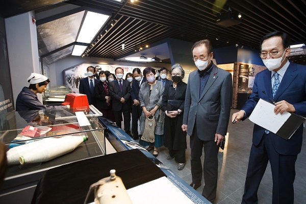 상모동 박 대통령 생가 인근에 개관을 준비 중인 ‘박정희 대통령 역사자료관’을 장세용 구미시장(오른쪽 두 번째)과 운영위원들이 둘러보고 있다. (사진=구미시)