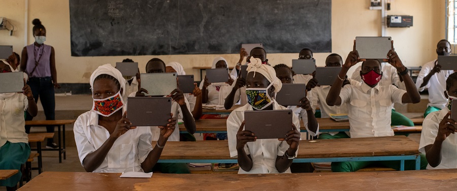 케냐 카쿠마 난민촌 그린라이트 중등학교 학생들이 '갤럭시탭'을 보여주고 있다.[사진=유엔난민기구]