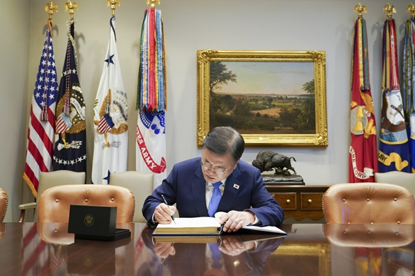 문재인 대통령이 21일 오후(현지시간) 백악관 루즈벨트룸에서 방명록에 서명하고 있다. (사진=연합뉴스)