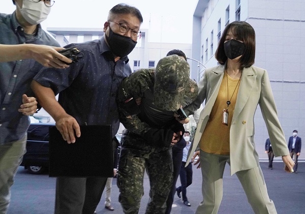 극단적 선택을 한 공군 여성 부사관을 성추행한 혐의를 받는 장 모 중사가 2일 저녁 구속영장실질심사를 받기 위해 국방부 보통군사법원에 압송되고 있다. (사진=국방부)