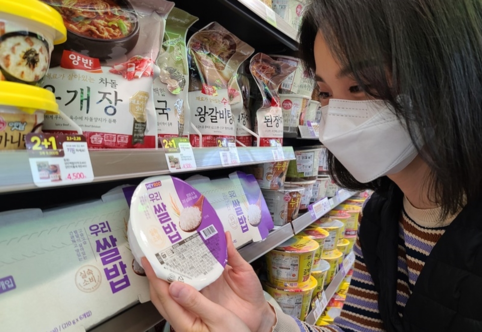 CU에서 한 소비자가 저렴한 가격의 즉석밥 제품을 보고 있다.[사진=BGF리테일]