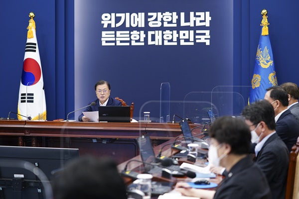 문재인 대통령이 9일 청와대에서 열린 수석·보좌관회의에서 발언하고 있다. (사진=청와대)
