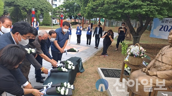 13일 시민공원에서 열린 일본군위안부 피해자 기림의 날 행사에서 참석자들이 헌화하고 있다.(사진=이영채기자)
