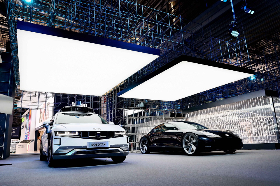 (사진 왼쪽부터) 현대자동차 ‘아이오닉5 로보택시’, 두 번째 전용 전기차 아이오닉6의 콘셉트카 ‘프로페시(Prophecy)’, 하반기 공개 예정인 아이오닉 브랜드 대형 스포츠유틸리티차량(SUV) 콘셉트의 실루엣. [사진=현대자동차]