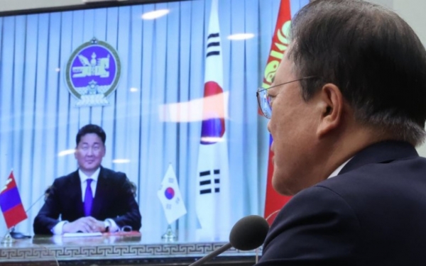 문재인 대통령이 10일 몽골 대통령과 정상회담하고 있다. (사진=연합뉴스)