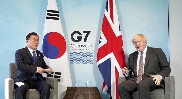주요 7개국(G7) 정상회의 참석차 영국을 방문 중인 문재인 대통령(왼쪽)이 지난 6월13일(현지시간) 콘월의 카비스베이 양자 회담장에서 보리스 존슨 영국 총리와 정상회담을 하고 있다. (사진=청와대)