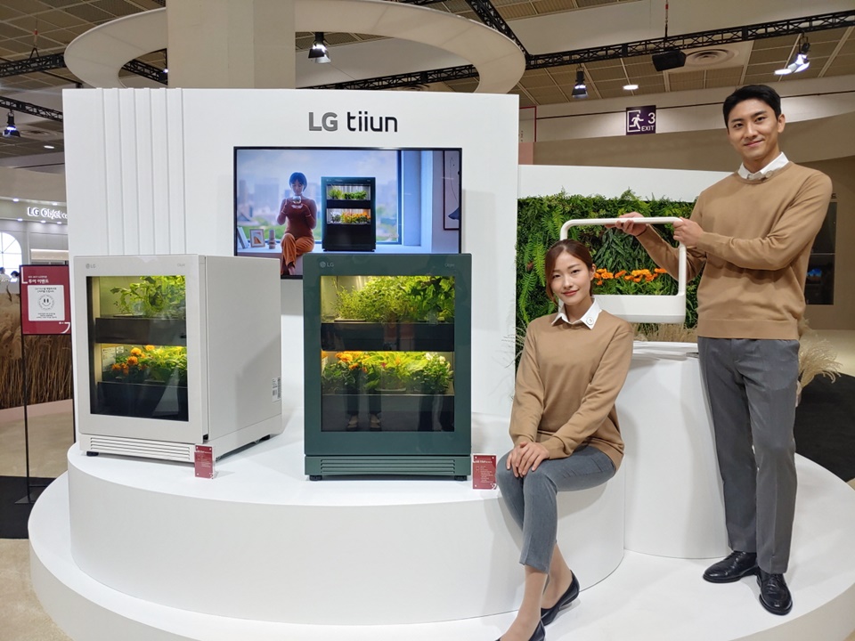 LG전자 모델들이 신개념 식물생활가전 LG 틔운을 소개하고 있다.[사진=LG전자]