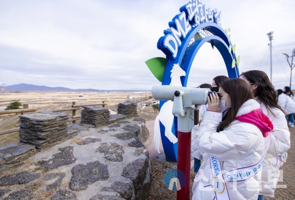 철원 최전방 백마고지 정상에 오른 미녀들이 망원경으로 DMZ 북녘을 관찰하고 있다. (사진=최문한 기자)