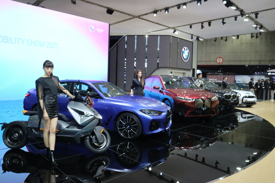 BMW가 25일 경기 고양시 킨텍스에서 열린 2021 서울모빌리티쇼 프레스 데이 행사에서 선보인 신차 모델. [사진=이성은 기자]