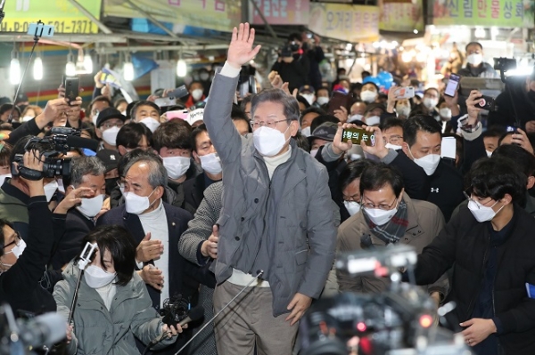 더불어민주당 이재명 대선후보가 5일 전북 정읍시 샘고을시장에서 시민들에게 손을 들어 인사하고 있다. (사진=연합뉴스)
