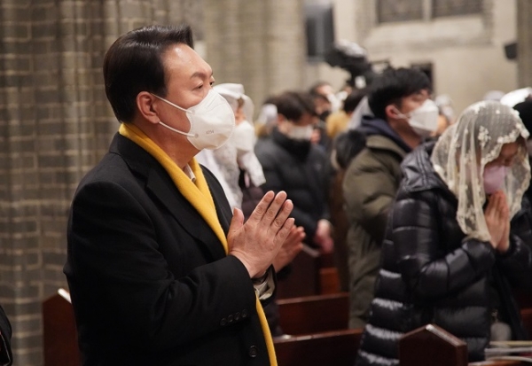 국민의힘 윤석열 대선후보가 25일 서울시 명동성당에서 자정미사를 드리고 있다.(사진=국민의힘 선대위)