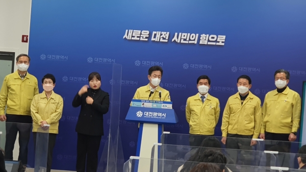 대전시(시장 허태정)는 21일 브리핑을 통해 5개 구청장이 참석한 가운데 코로나 위기극복을 위한 대전형 소상공인 긴급 지원 특별대책을 발표하고 있다.(사진=정태경 기자)