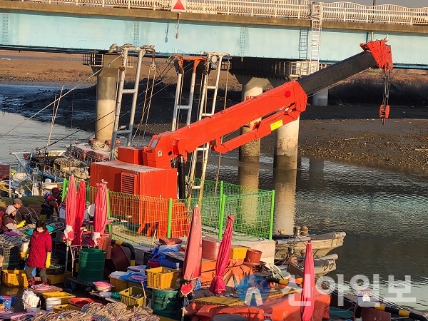 인천시 남동구는 소래포구에 15톤급 다목적 소형어선 인양기를 설치했다.(사진=남동구)