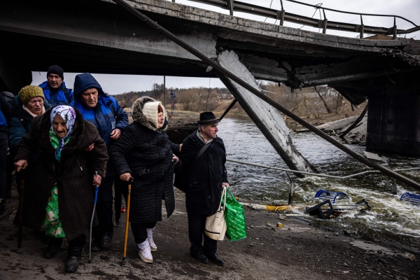 우크라이나 키이우(키예프) 이르핀에서 대피 중인 시민들. (AFP/연합뉴스)