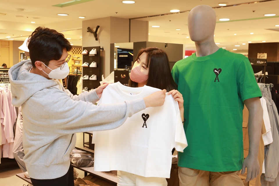 모델들이 롯데백화점 본점 푸마 매장에서 '푸마X아미' 컬래버레이션 상품을 홍보하고 있다.[사진=롯데쇼핑]