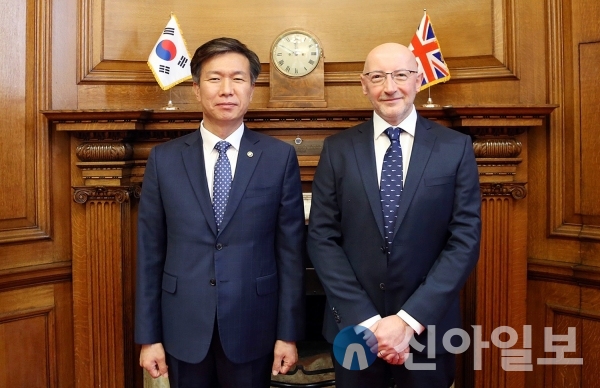 (왼쪽부터)김대지 국세청장과 짐 하라 영국 국세청이 22일 제2차 한·영 국세청장 회의에서 기념 촬영을 하고 있다. (사진=국세청)