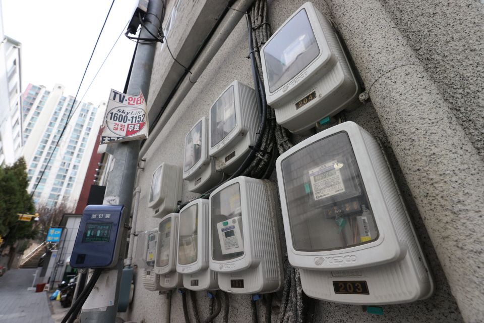 서울의 한 주택가 전기계량기. [사진=연합뉴스]