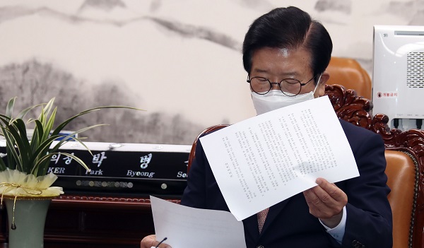박병석 국회의장이 22일 오전 국회 의장실에서 검찰개혁 관련 입장을 발표를 준비하며 서류를 살펴보고 있다. (사진=연합뉴스)