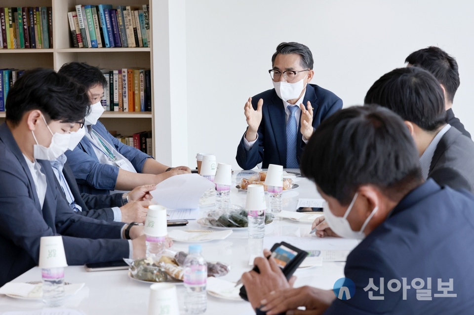 김정렬 사장(가운데 정면)이 지난 29일 LX공간정보연구원 신축 개원식에서 기자들과 얘기하고 있다. (사진=LX공사)