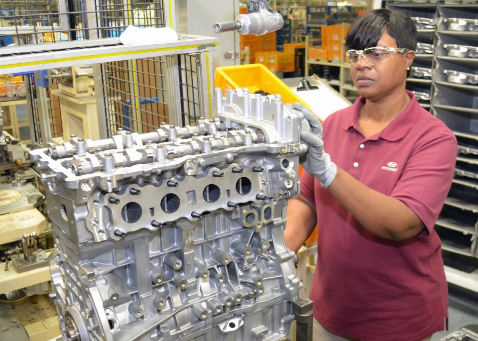 현대자동차 미국 앨라배마 공장 직원이 엔진 부품을 살펴보는 모습. [사진=현대자동차]