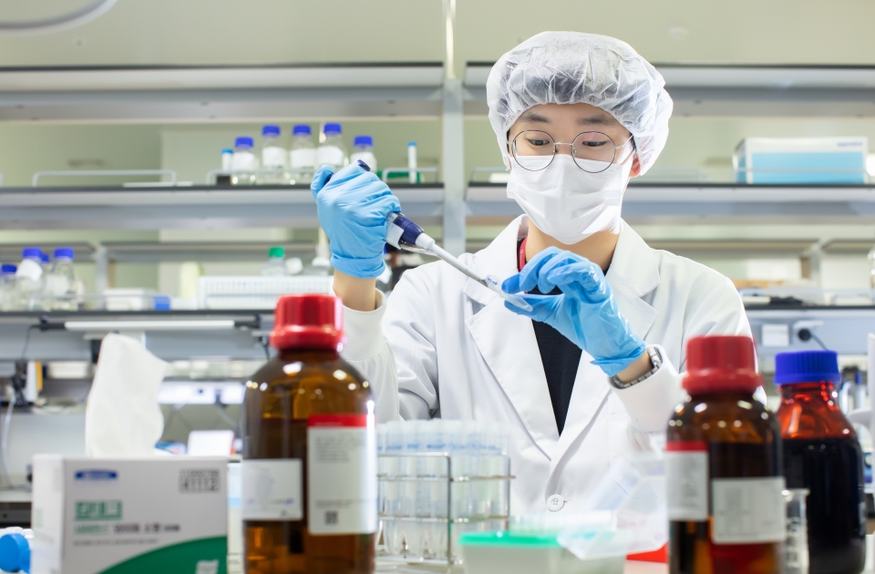 SK바이오사이언스 연구원이 백신 개발을 위해 R&D를 진행하고 있다.[사진=SK바이오사이언스]