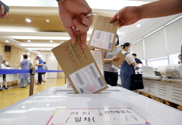 제8회 전국동시지방선거 사전투표 첫날인 27일 오후 서울 영등포구 여의동주민센터에 마련된 사전투표소에서 시민들이 투표를 하고 있다. (사진=연합뉴스)