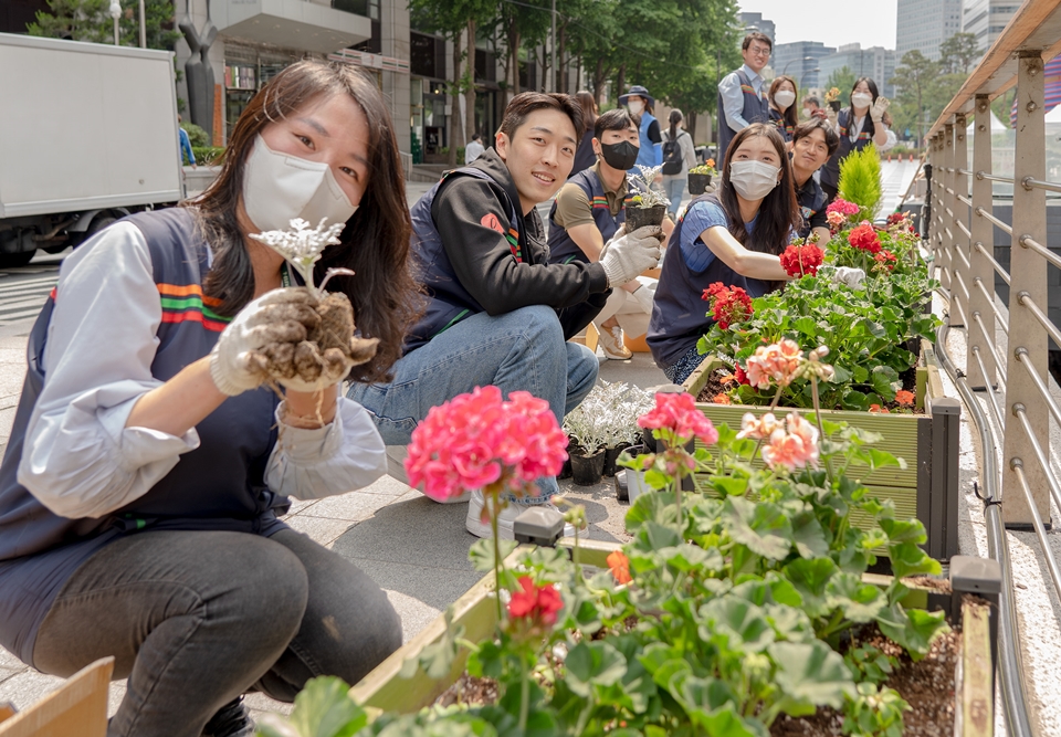세븐일레븐 직원들이 '꽃 피는 청계천' 활동에 참여했다.[사진=코리아세븐]