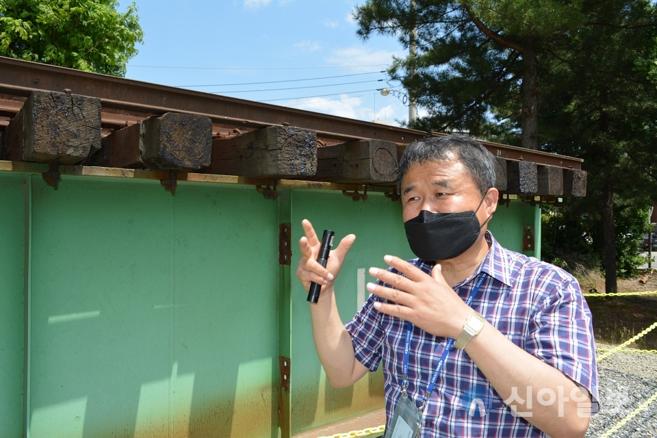 배은선 관장이 지난 14일 철도박물관 야외 전시장에 있는 안춘천철교 상판 구조물에 대해 설명하고 있다. (사진=천동환 기자)