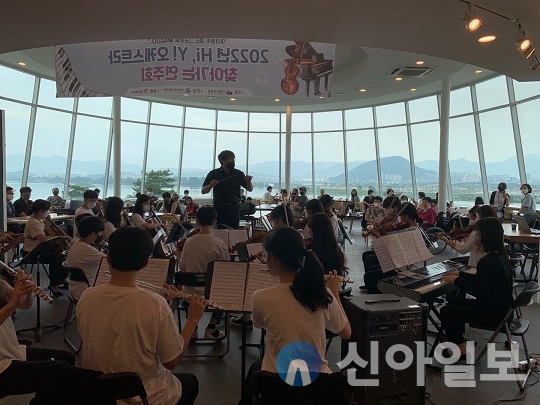 2022년 제1회 ‘Hi, Y! 오케스트라’ 연주회가 춘천 토이로봇관 갤러리 카페에서 진행됐다.